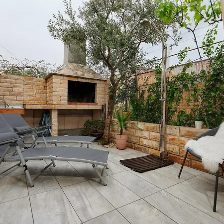 Boris St - Two Bedroom With Terrace And Jacuzzi Τρογκίρ