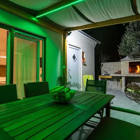 Boris St - Two Bedroom With Terrace And Jacuzzi * Trogir