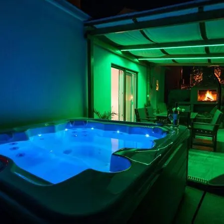 Boris St - Two Bedroom With Terrace And Jacuzzi Τρογκίρ