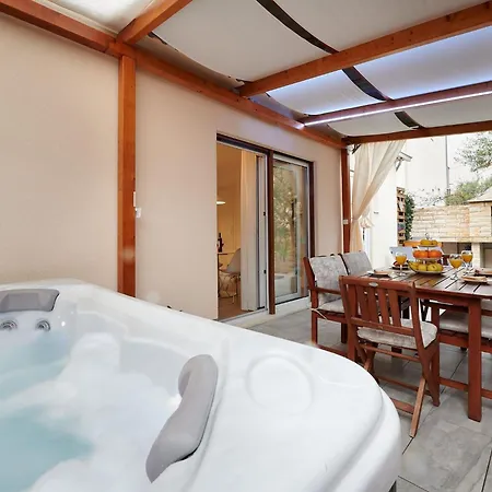 Boris St - Two Bedroom With Terrace And Jacuzzi * Τρογκίρ