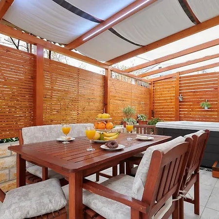Boris St - Two Bedroom With Terrace And Jacuzzi Διαμέρισμα